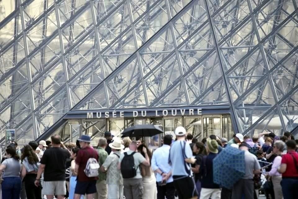El robo se produjo a solo 250 metros de la Mona Lisa, en lo que la ministra de Cultura, Rachida Dati, describió como una operación profesional de 'cuatro minutos'.