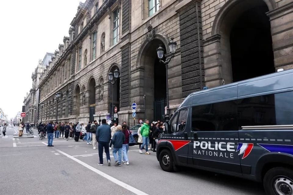 Alrededor de las 9:30 horas, varios intrusos forzaron una ventana, cortaron cristales con un cortador de disco y se dirigieron directamente a las vitrinas, informaron las autoridades.