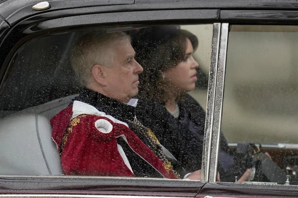 La familia de Giuffre recibió con satisfacción la noticia del retiro del Duque, pero afirmó que el Rey Carlos III debería ir más allá y despojar a Andrew del título de Príncipe.