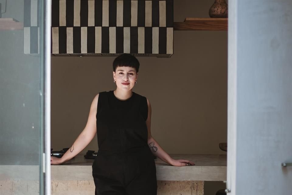 Andrea Mantecón, arquitecta y fundadora de Lofa, taller de cerámica que fusiona técnicas tradicionales con procesos contemporáneos.