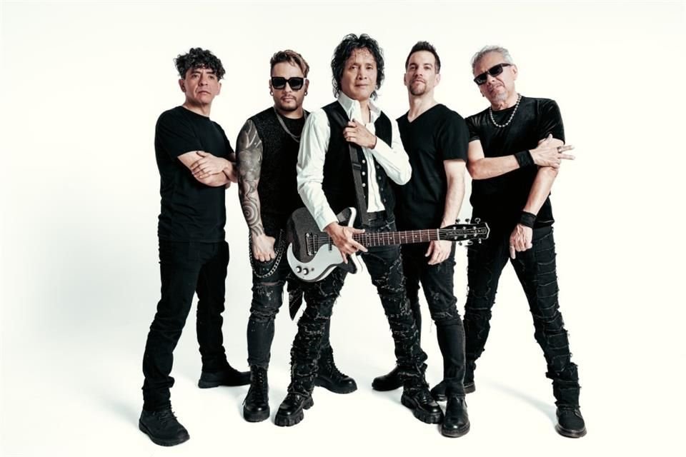Fiel a su mensaje social de mantener una voz crítica en una industria que suele ser comercial, Álvarez compone desde la trinchera de la conciencia y el barrio, donde nacen canciones.