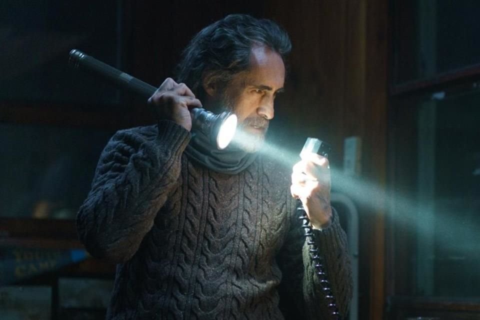 El mexicano Demian Bichir quedó sorprendido con el talento de los adolescentes de 'Teléfono Negro 2', a quienes dio varios consejos.