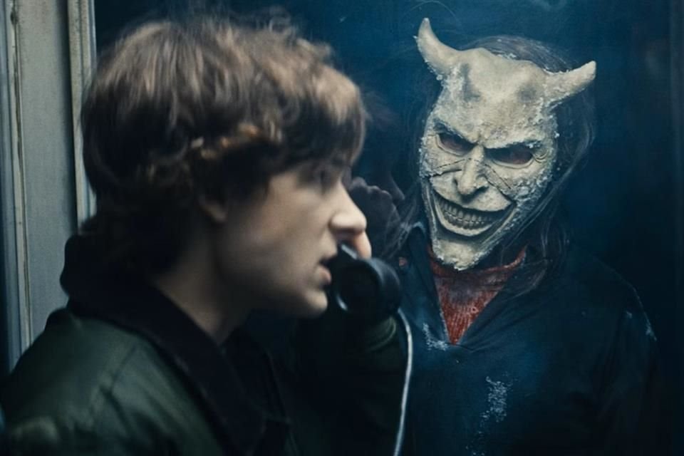 Bichir afirmó que fue un acierto que el director Scott Derrickson incluyera desde un inicio algunos diálogos y frases en español en la película.