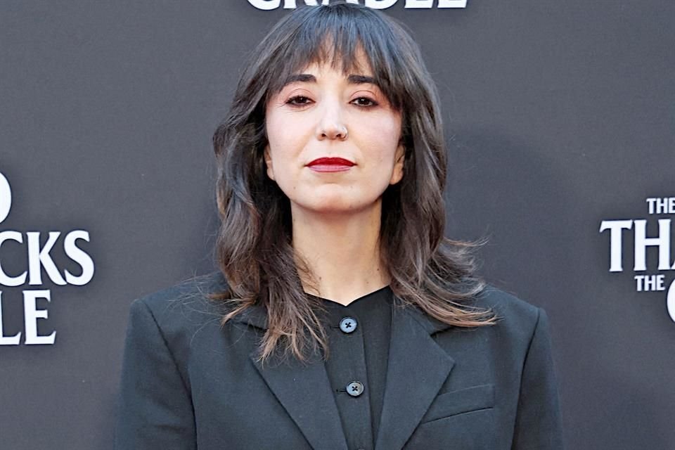 La cineasta mexicana Michelle Garza Cervera, que sorprendió con 'Huesera', ahora dirige un oscuro remake de 'La Mano Que Mece la Cuna'.