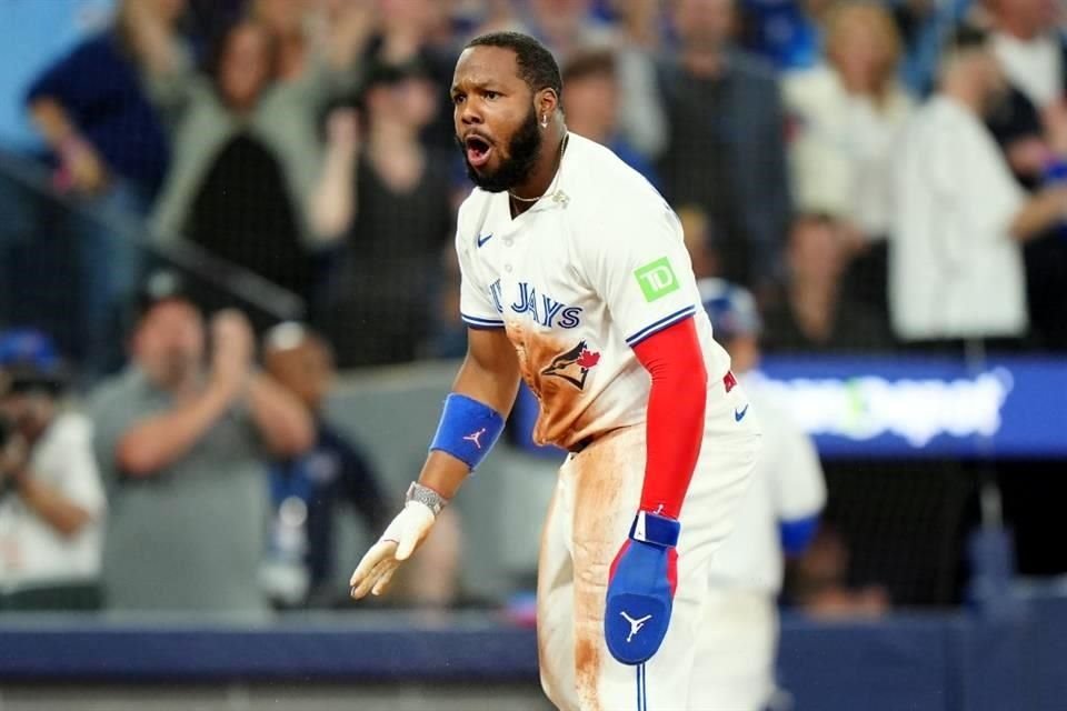 Vladimir Guerrero Jr. impuso un nuevo récord de franquicia al batear su sexto cuadrangular y aprovechó un error defensivo de Cal Raleigh.