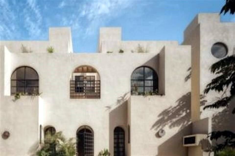 La propuesta está conformada por cuatro residencias, cada una con su propio patio privado, piscina y roof garden.