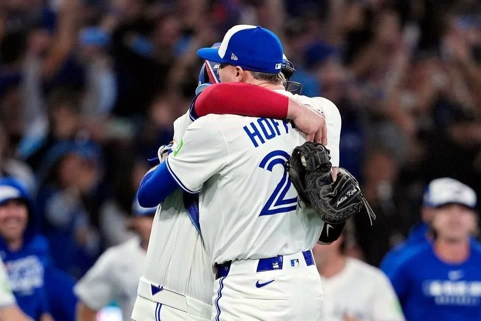 El abrazo del mexicano Alejandro Kirk con el relevista Hoffman.