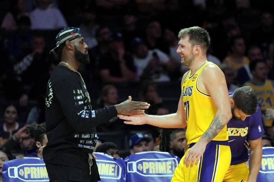 LeBron James (izq.) y Luka Doncic forman una de las duplas que más expectativa generan en la Liga.