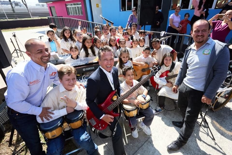 En las escuelas de tiempo completo, los alumnos recibirán alimentos y reforzarán su educación en materias como la música, dijo el Gobernador Pablo Lemus.