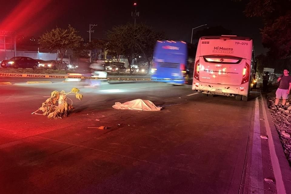 Un adulto mayor murió atropellado por una unidad de Mi Macro, sobre Periférico, a la altura de la Colonia Jalisco II, en Tonalá.