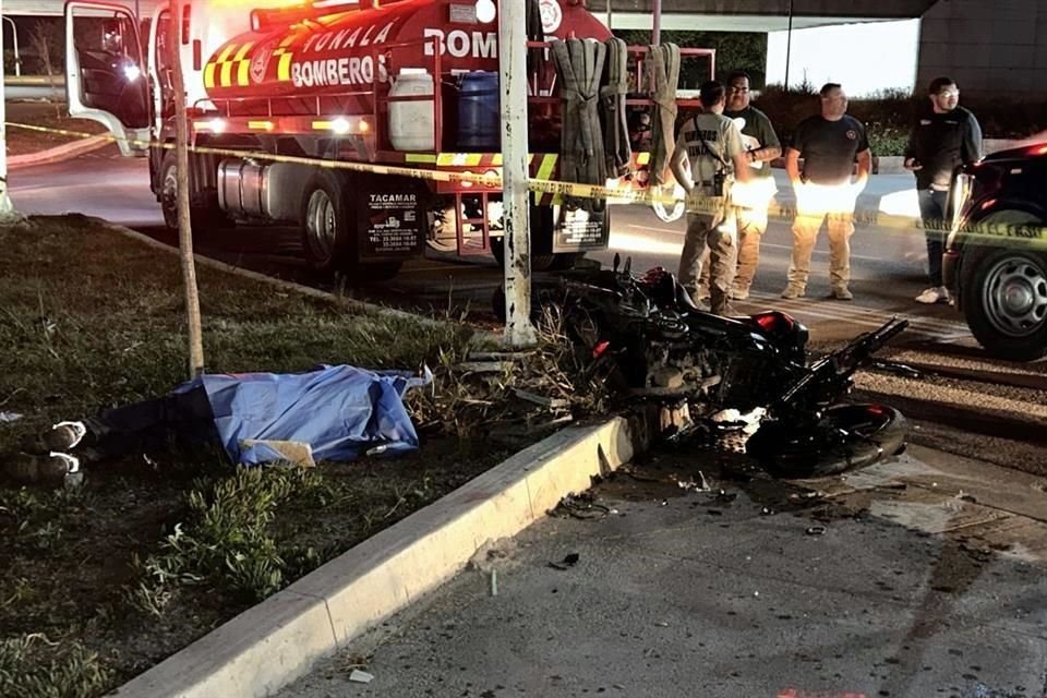 Un joven motociclista perdió la vida al estrellarse contra un poste en la Colonia San Gaspar, en Tonalá.