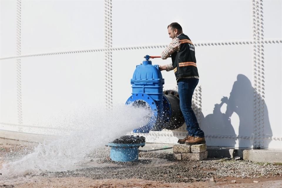 El Alcalde de Tlajomulco, Gerardo Quirino, estuvo presente en la inauguración del macrotanque de agua.