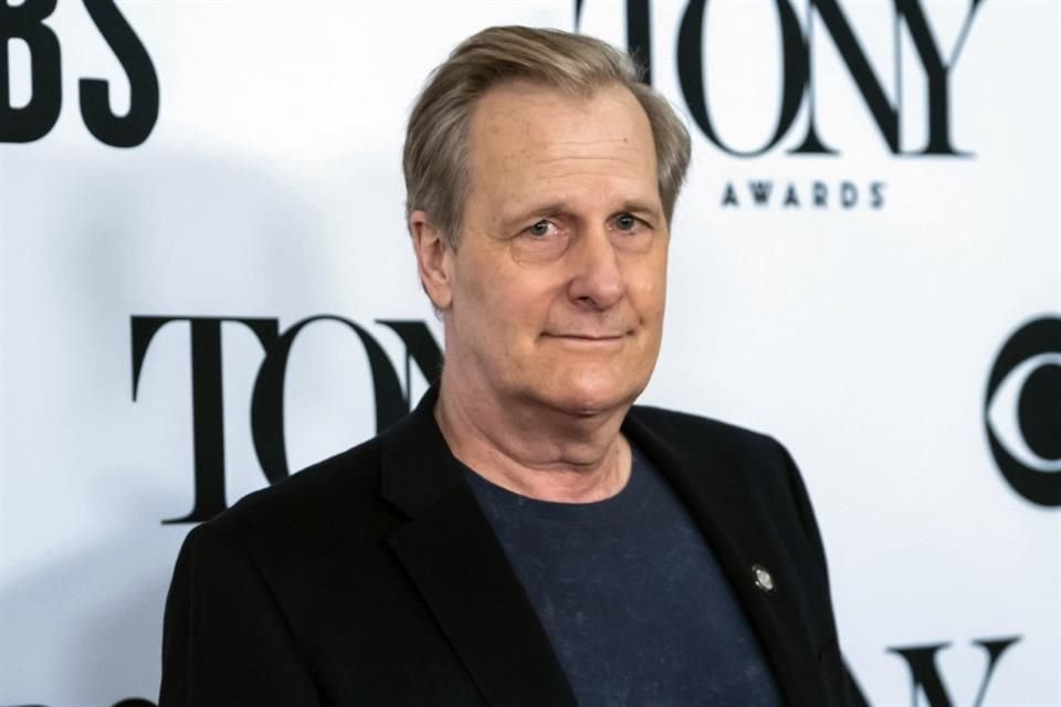 El reconocido actor Jeff Daniels se lanzó contra Donald Trump en televisión al cantar una rola inspirada en las protestas 'No Kings'.