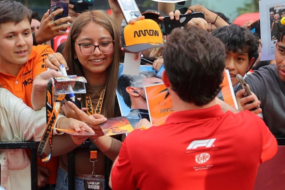 El mexicano repartió fotos, autógrafos y sonrisas.