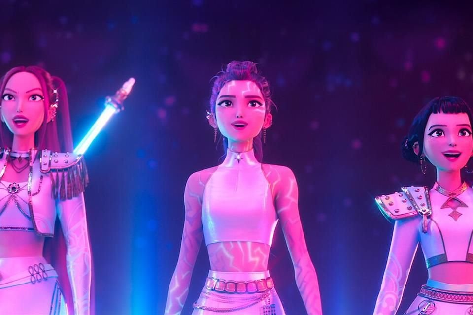 La historia sigue a un trío de cantantes que cazan demonios y se ha convertido en un fenómeno global que también se expandirá a juguetes y productos de merchandising.