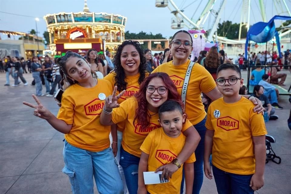 La familia Gómez llegó desde temprano para asegurar un buen lugar.