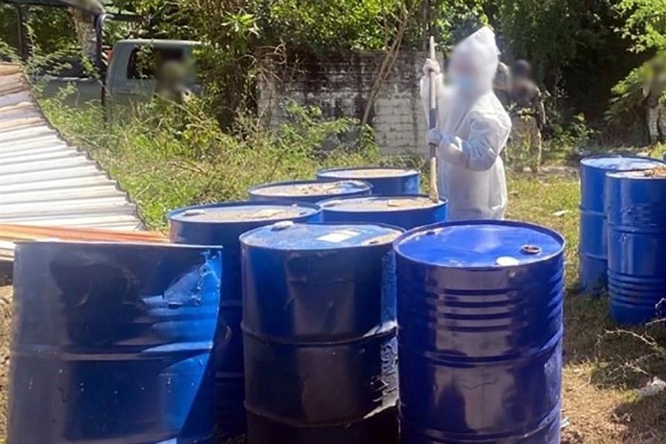 Autoridades federales detuvieron a presuntos criminales y decomisaron precursores químicos.