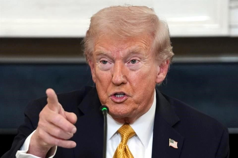 Trump aseguró que, si bien la Presidenta Sheinbaum es valiente, quienes gobiernan en México son los cárteles, y EU debe defenderse de ellos.