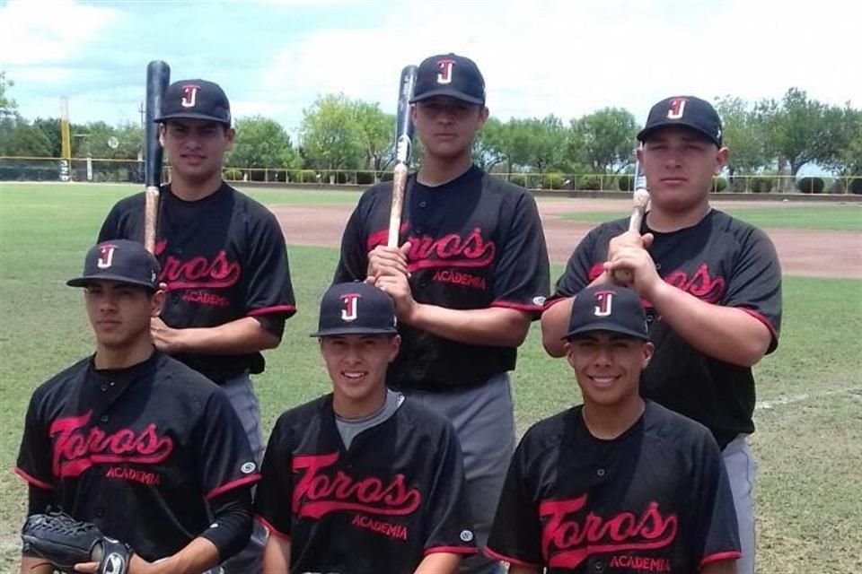 Alejandro Kirk (arriba a la derecha) en 2016 ,en el Juego de Estrellas de la Academia de Beisbol de El Carmen, Nuevo León.