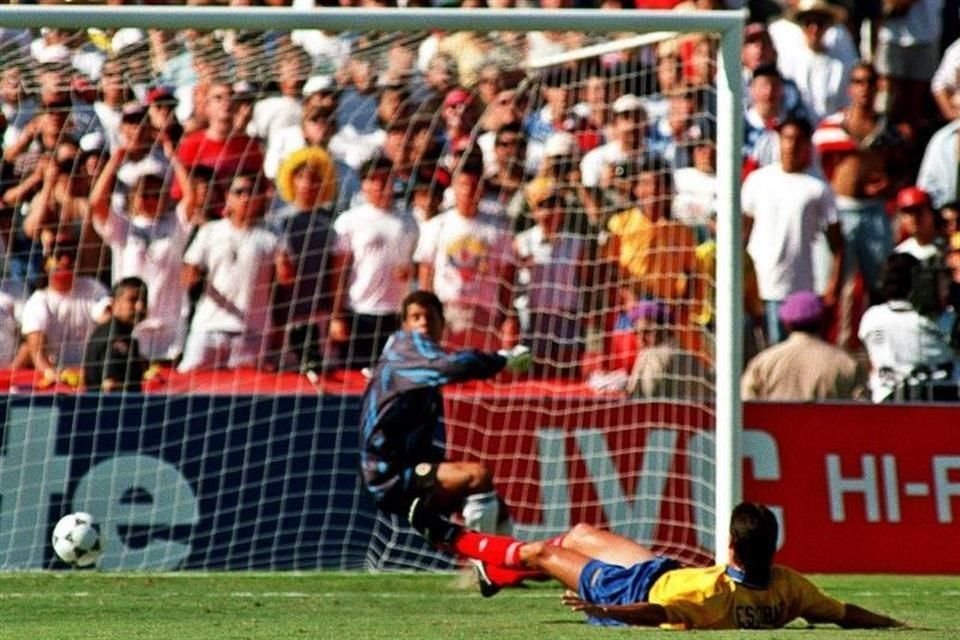 El defensor Andrés Escobar venció a su arquero Andrés Córdoba y fue asesinado al volver a Colombia.