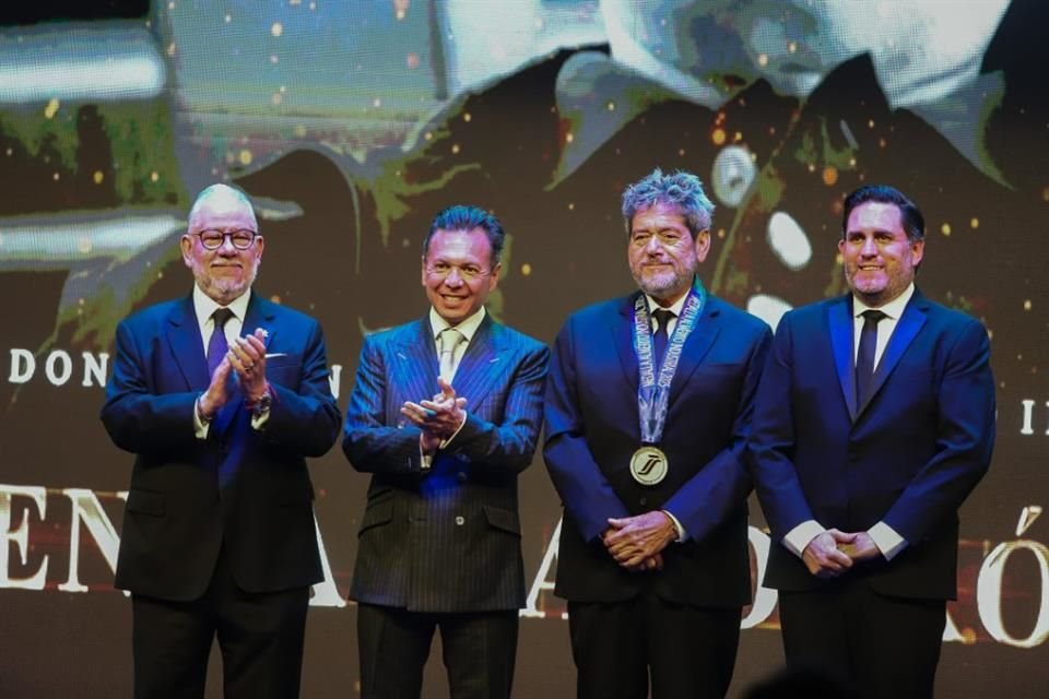 Alejandro Malagón, Pablo Lemus, René Calderón y Antonio Lancaster durante la premiación.
