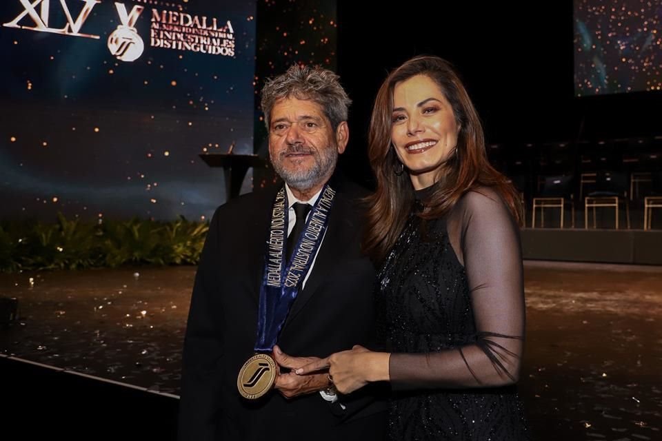 El galardonado fue felicitado por Verónica Delgadillo.