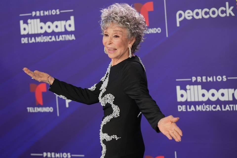 Rita Moreno, protagonista de 'Amor Sin Barreras', fue quien le entregó su premio a Bad Bunny y con quien intercambió piropos.