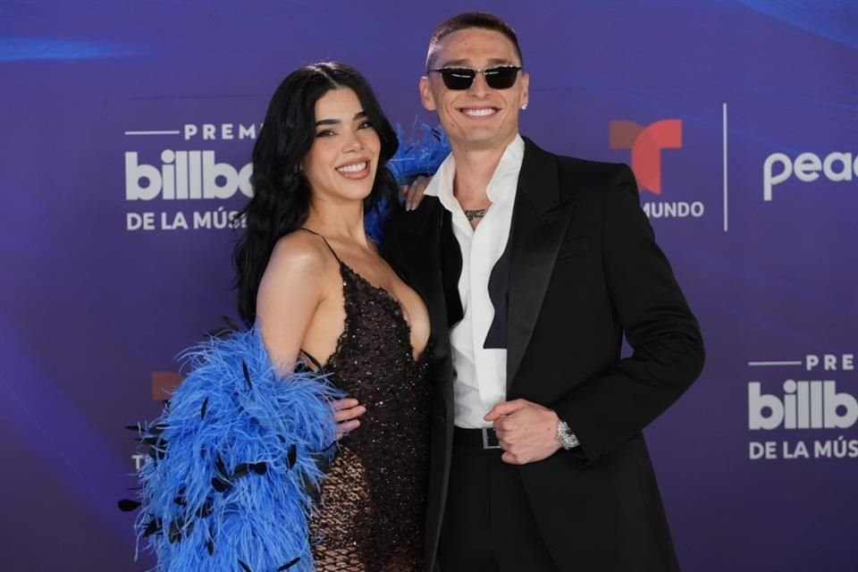 Se otorgó por primera vez el premio Billboard Vanguardia, dedicado a quienes inspiran, renuevan y abren caminos nuevos en la música, y el reconocido fue Peso Pluma, quien asistió junto a Kenia OS.