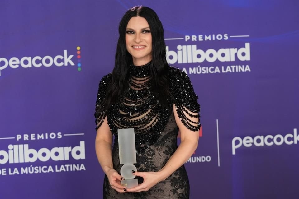Laura Pausini versionó 'Mi Historia Entre tus Dedos' antes de agradecer su nombramiento como Ícono.