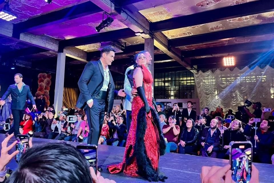 Como el personaje de la protagonista Carolina Guillén (Yadhira Carrillo) es diseñadora de modas, la presentación arrancó con un desfile con modelos en un salón de eventos al sur de CDMX.
