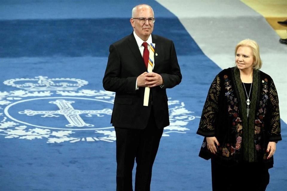 El director del Museo Nacional de Antropología Antonio Saborit y la presidenta del Patronato del recinto, Madeleine Bremond Santa Clara, al recibir el galardón en el campo de la Concordia.