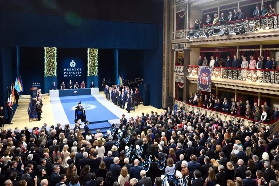 La ceremonia de entrega de los premios Princesa de Asturias se llevó a cabo como es tradición en el Teatro Campoamor de Oviedo.