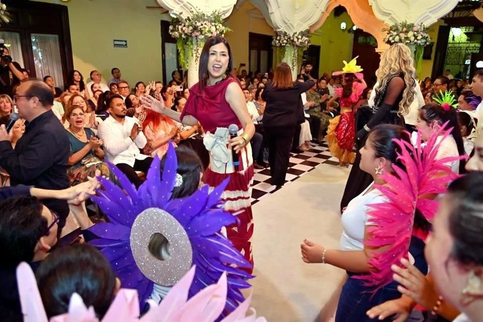 Modificando letras de canciones de artistas reconocidos, Laura Sansores, titular del DIF-Campeche, y hermana de la Gobernadora, convirtió su cuarto informe de labores en un espectáculo musical.