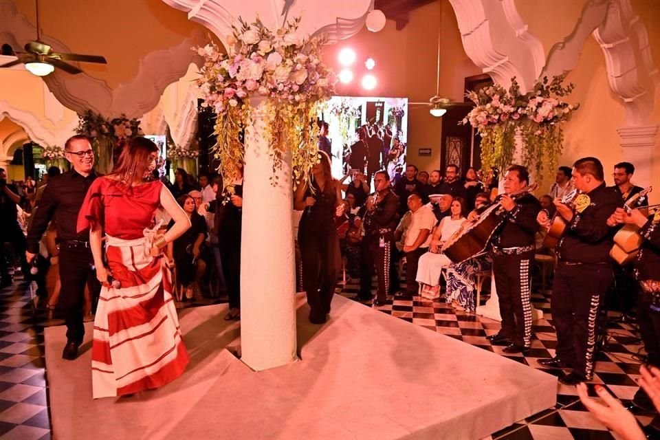 Modificando letras de canciones de artistas reconocidos, Laura Sansores, titular del DIF-Campeche, y hermana de la Gobernadora, convirtió su cuarto informe de labores en un espectáculo musical.