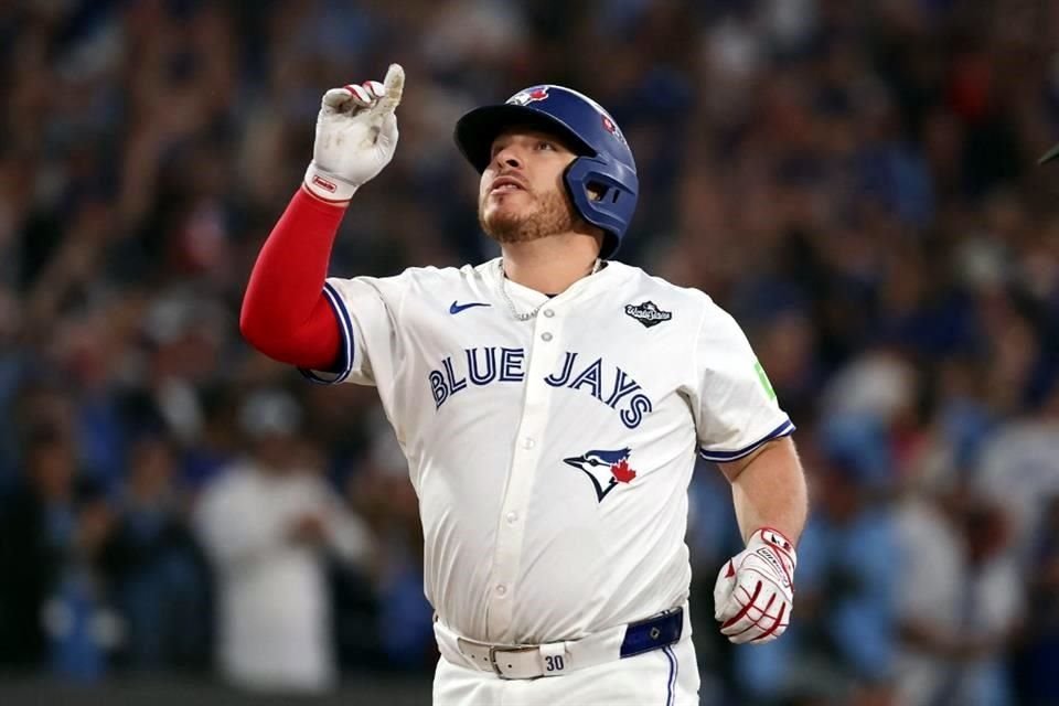 Alejandro Kirk bateó un cuadrangular, anotó tres carreras y remolcó otras dos para comandar la victoria de Toronto en el Juego 1 de la Serie Mundial.