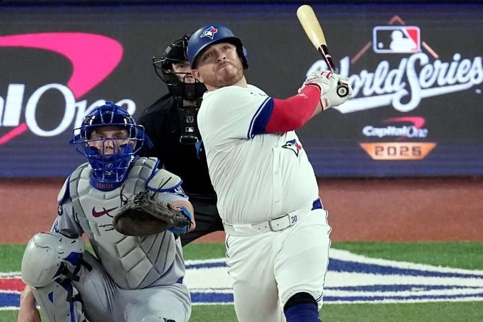 Alejandro Kirk es el primer pelotero nacido en México que logra batear un jonrón en la historia de la Serie Mundial.
