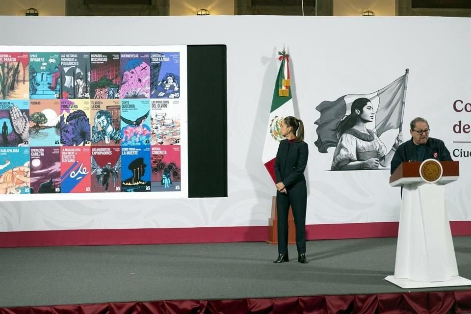 El director del FCE anunció el regalo de libros de la colección '25 para el 25' durante la conferencia de la Presidenta Sheinbaum el pasado jueves.