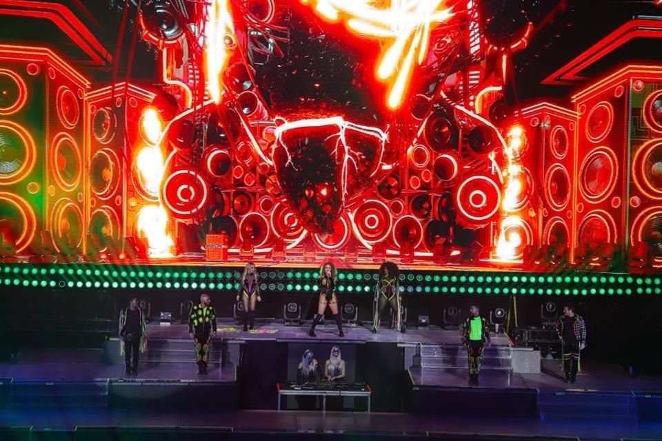 El recinto se transformó en un antro gracias a luces y estrobos.