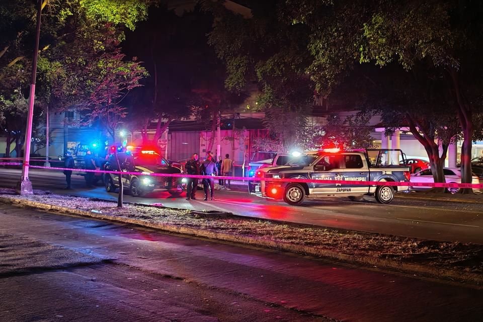 Una riña entre varios sujetos en la colonia Rinconada del Sol, en Zapopan, dejó como saldo un hombre muerto y dos lesionados.