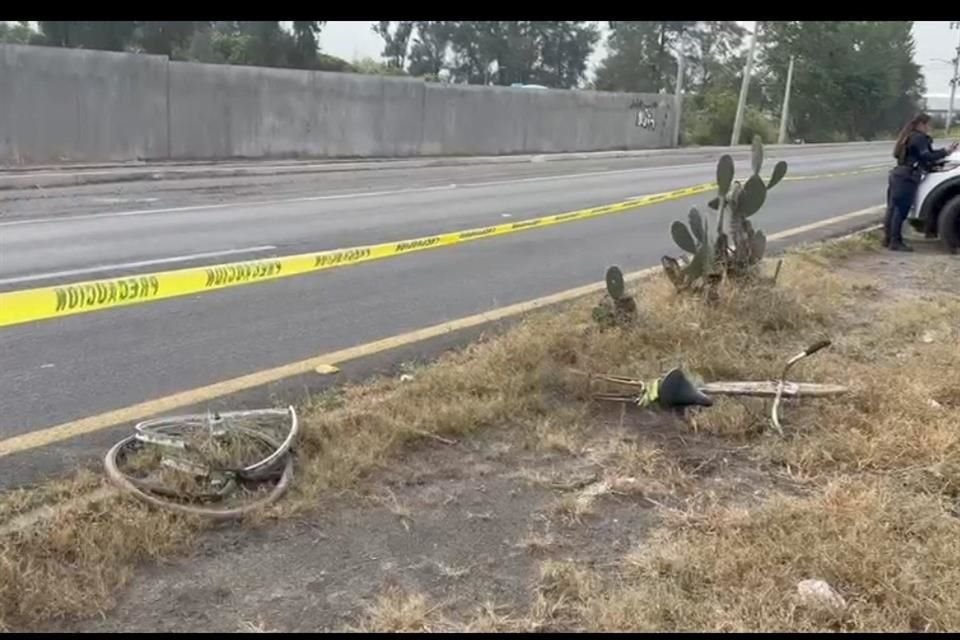Un joven ciclista fue atropellado en la Carretera a Morelia, en Tlajomulco, la mañana de este sábado. Su bicicleta quedó en pedazos.