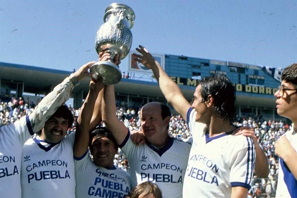 Levantó dos títulos de liga con el Puebla.