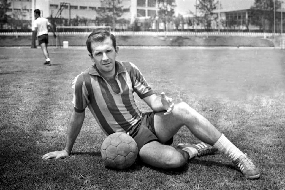 Lapuente fue jugador del Monterrey, Necaxa, Puebla y Atlas.