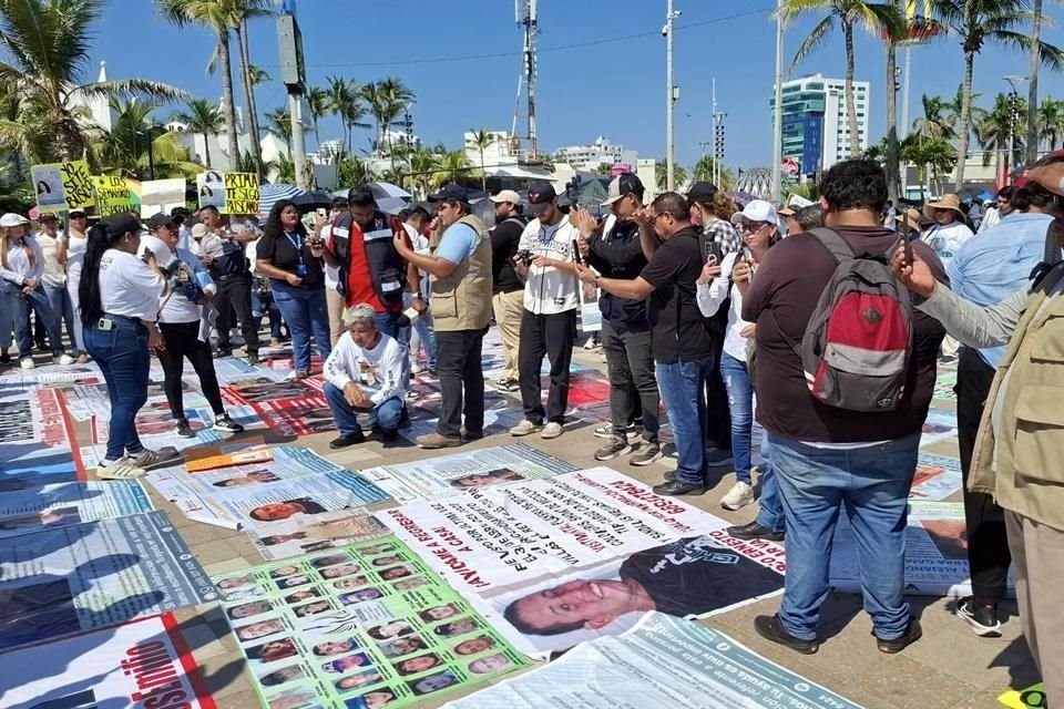 Las familias portaron lonas con las fotos de sus desaparecidos.