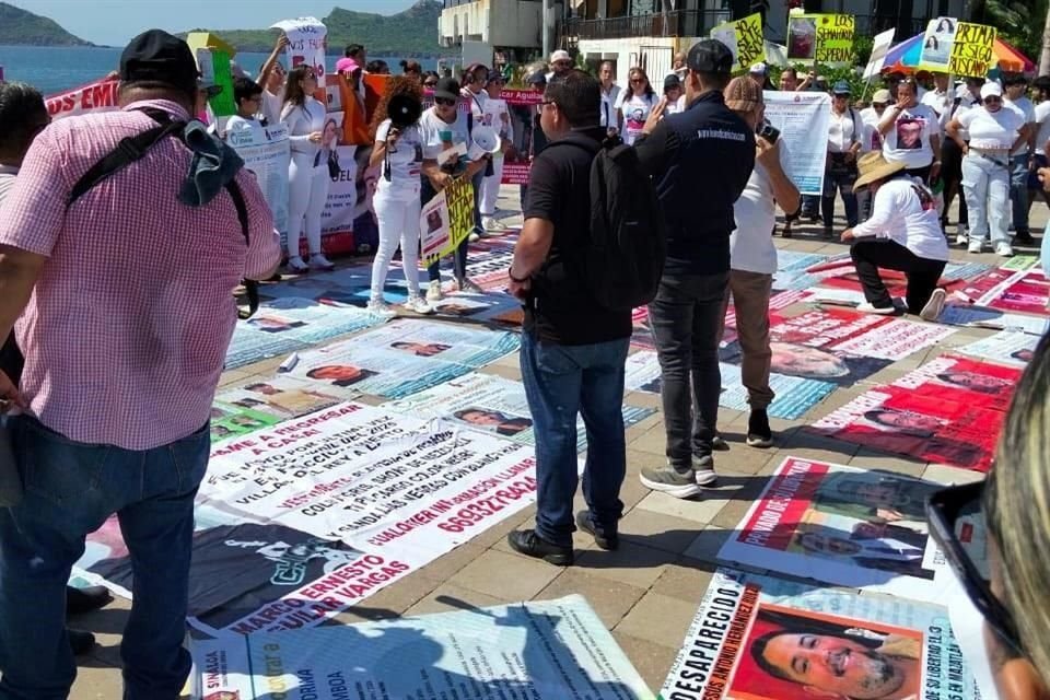 Los manifestantes demandaron que les regresen vivos a sus seres queridos.