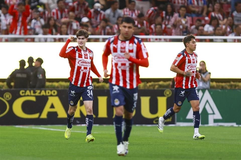 Chivas fue amo y señor del partido en los primeros 45 minutos. Ese dominio lo reflejaron a modo de goleada, aunado al desastroso comienzo de los rojinegros.