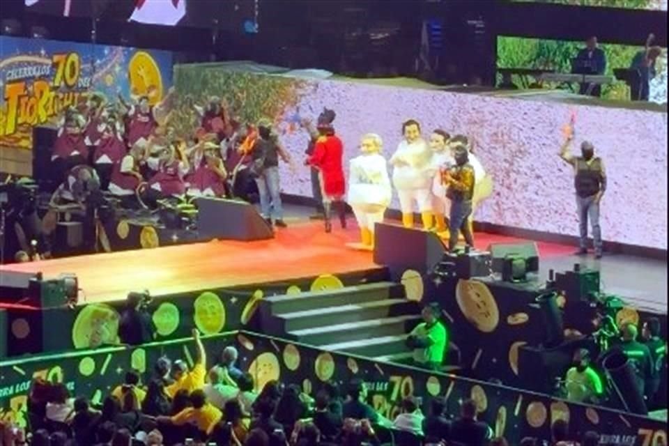 En la parodia, AMLO aparece con sus hijos.