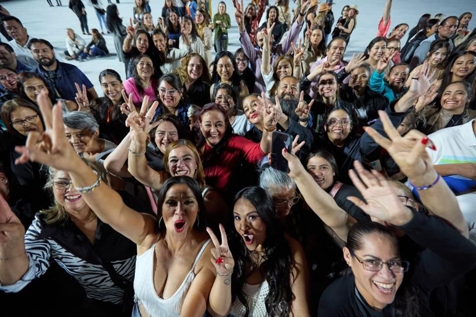 Fans de Chayanne emocionadas por ver a su artista favorito, desde hace 40 años.