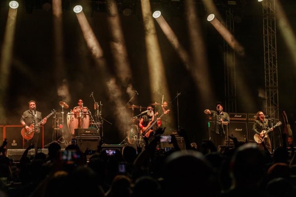 En punto de las 21:40 horas las luces se apagaron en el recinto de la Calzada Independencia y los celulares se alzaron para recibir la noche con 'Que no te Haga Bobo Jacobo'.