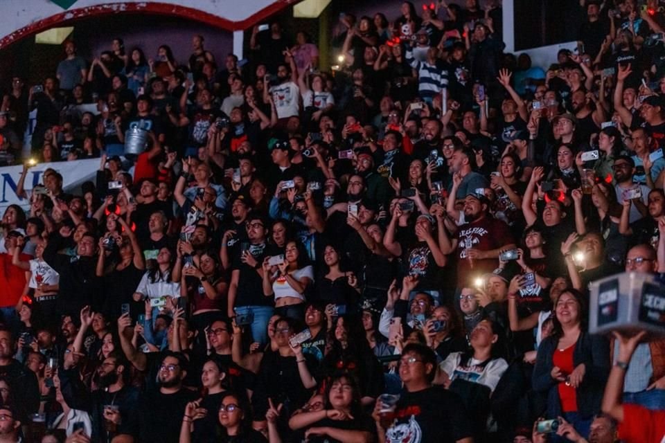 Alrededor de 4 mil 500 fans asistieron a cantar todos los éxitos de Molotov.