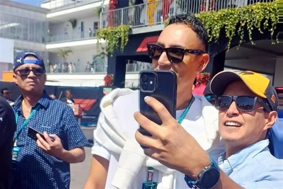 Horas después de jugar en León, Keylor Navas está en el Autóromo Hermanos Rodríguez para ver el GP de la Ciudad de México.